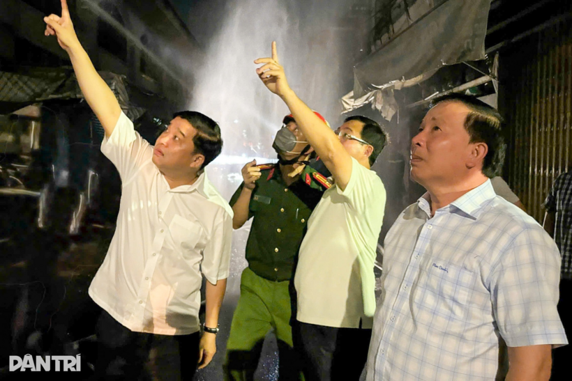 Ông Nguyễn Văn Út, Chủ tịch UBND TP Đồng Nai, cùng Phó Chủ tịch UBND Hồ Văn Hà và Phó Giám đốc Công an TP Đồng Nai Đại tá Trần Anh Sơn đã có mặt tại hiện trường để chỉ đạo phương án chữa cháy.