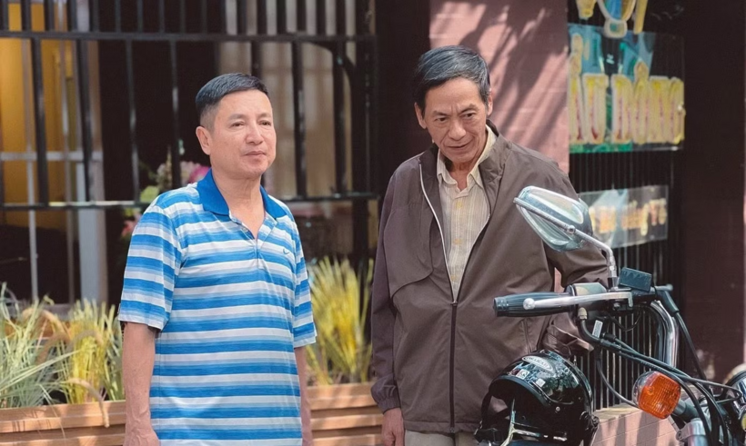 Tạo hình NSND Bùi Bài Bình và NSƯT Chí Trung trong phim Dưới ô cửa sáng đèn. Ảnh cắt từ phim