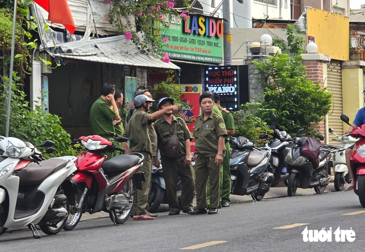 Lực lượng chức năng đang phong tỏa hiện trường vụ cháy. Ảnh: Minh Hòa/Tuổi Trẻ