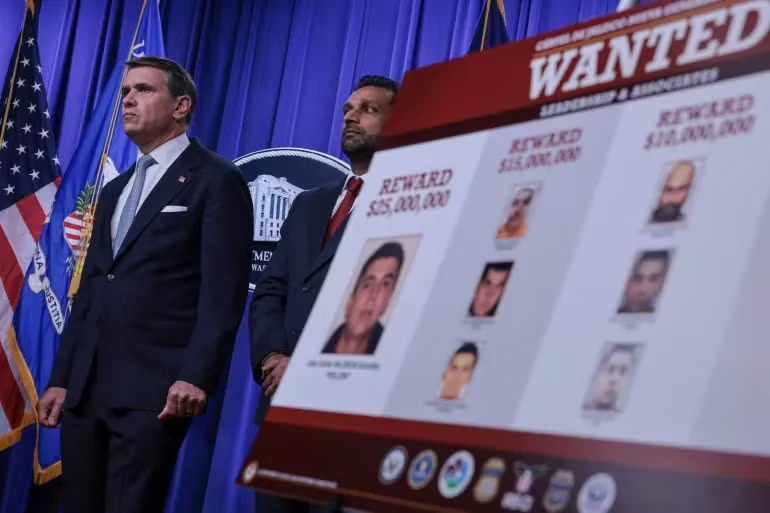 Quyền Bộ trưởng Tư pháp Mỹ Todd Blanche và Giám đốc FBI Kash Patel chủ trì cuộc họp báo về băng đảng CJNG ngày 5/8. Ảnh Reuters.