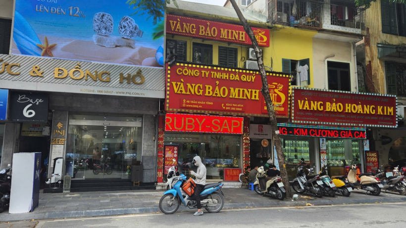Cửa hàng PNJ và nhiều cửa hàng khác trên "phố vàng" Trần Nhân Tông tiếp tục vắng vẻ trong chiều nay 6/8. Ảnh: Thái Nguyễn/ Theo Dân việt.