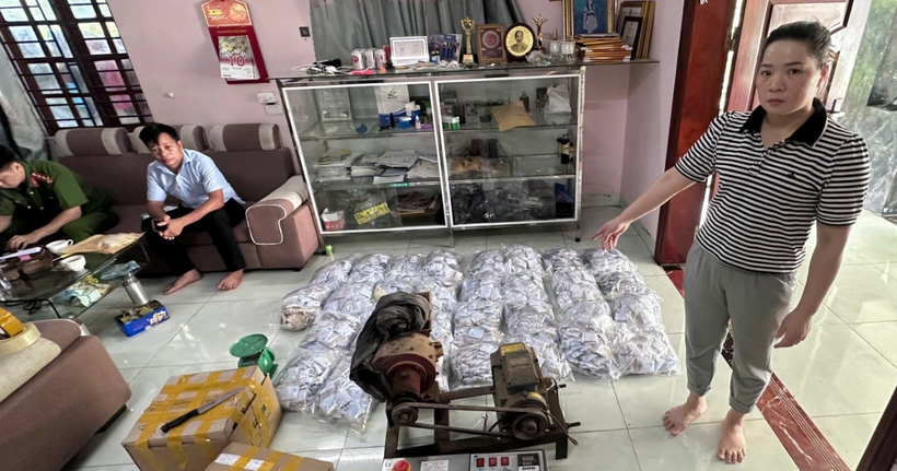 Lực lượng Công an kiểm tra, thu giữ số lượng lớn thuốc Đông y đóng gói cùng máy móc, phương tiện phục vụ việc sản xuất. (Ảnh: Công an Hà Nội)
