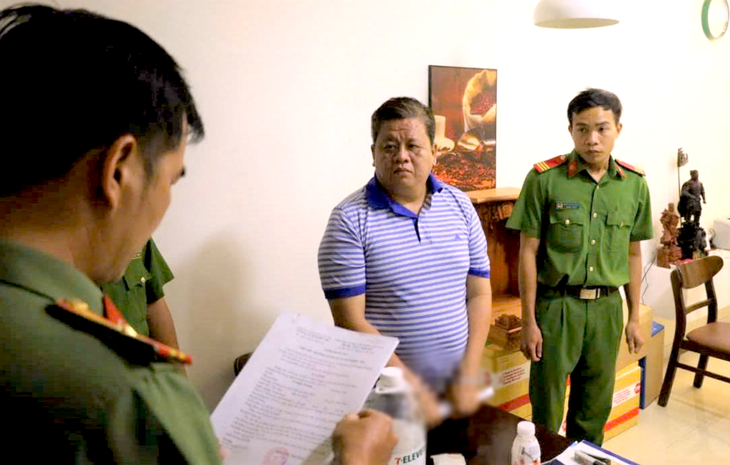 Công an đọc lệnh bắt Võ Xuân Trường, Giám đốc Công ty Mekolor.Ảnh: CACC/Tuổi Trẻ
