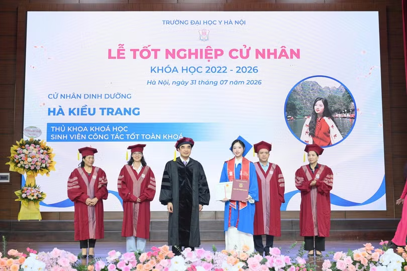 Hiệu trưởng Trường Đại học Y Hà Nội trao Bằng tốt nghiệp và phần thưởng cho Thủ khoa khoá học Hà Kiều Trang. Ảnh: Hữu Linh