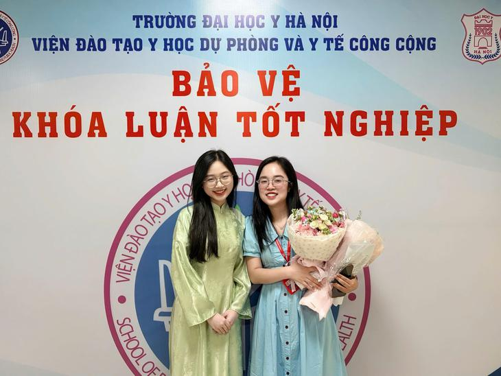 Hà Kiều Trang (bên trái) tri ân cô Thu Hà - Giảng viên Bộ môn dinh dưỡng và TATP sau buổi bảo vệ khóa luận tốt nghiệp đạt kết quả xuất sắc. Ảnh: Sức khỏe & Đời sống