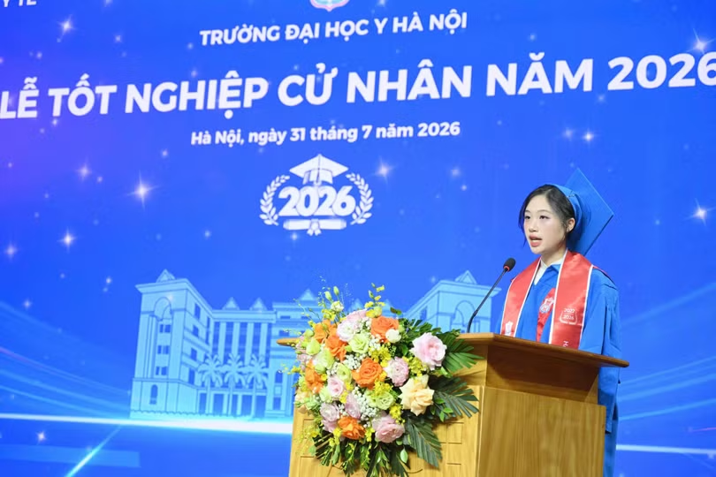 Hà Kiều Trang, Thủ khoa ngành Cử nhân Dinh dưỡng, Thủ khoa khóa học 2022 - 2026, phát biểu tại lễ tốt nghiệp. Ảnh: Hữu Linh