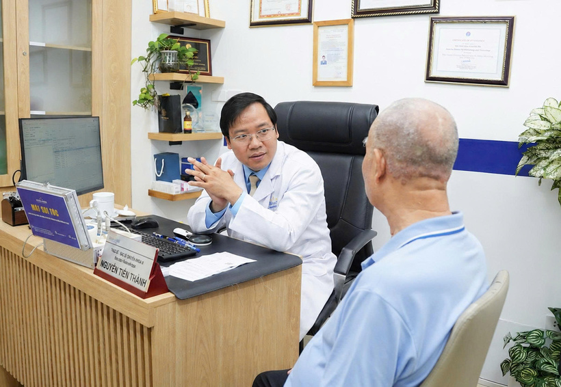 ThS.BSCKII Nguyễn Tiến Thành, Thành viên Hội Da liễu Việt Nam trong một lần khám cho bệnh nhân. Ảnh: BSCC