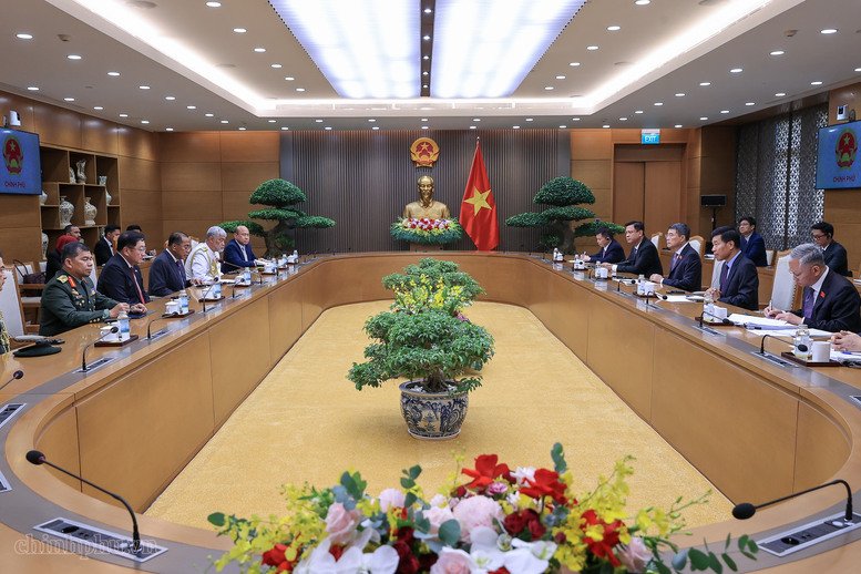 Thủ tướng Lê Minh Hưng và Bộ trưởng Mohamed Khaled bin Nordin cũng chia sẻ về những giải pháp thúc đẩy hợp tác song phương và khu vực để tăng cường khả năng chống chịu, phản ứng chính sách hiệu quả trước các tác động bên ngoài - Ảnh: VGP/Nhật Bắc.