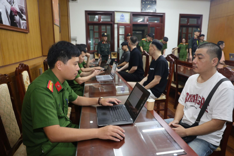 Các đối tượng truy nã quốc tế tại cơ quan Công an. Ảnh: Vietnamnet