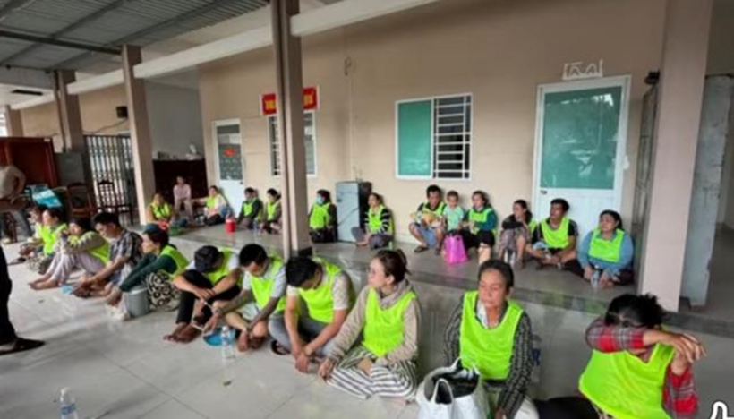 Nhóm người dàn cảnh chen lấn, xô đẩy để cướp giật dây chuyền vàng tại Liên Hoa Bảo Tháp. Ảnh: Thanh Niên