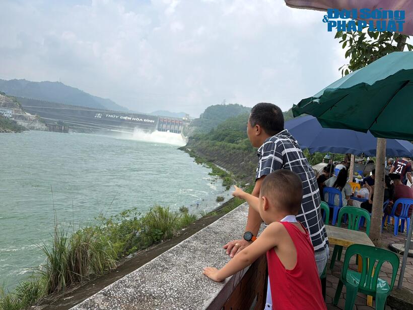 Người dân hiếu kỳ tới xem Thủy điện Hòa Bình xả lũ. Ảnh tư liệu: Dương Thu.