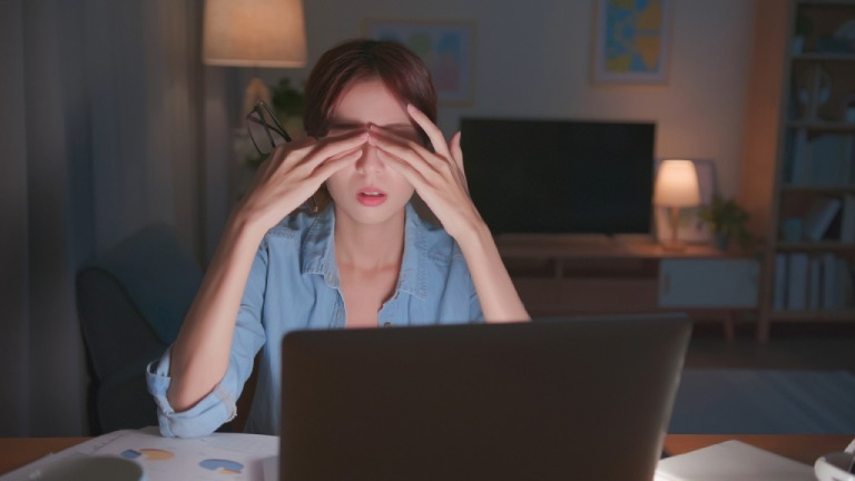 Căng thẳng thức khuya kéo dài có thể là yếu tố khiến u xơ tử cung to lên nhanh chóng