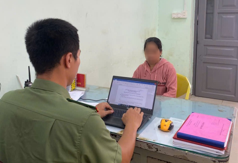 Công an lấy lời khai bảo mẫu Triệu Thị T. Ảnh: VietNamnet