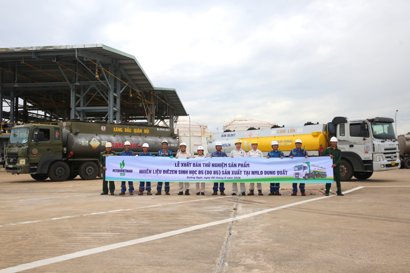 BSR xuất bán lô nhiên liệu Diesel sinh học B5 đầu tiên từ Nhà máy Lọc dầu Dung Quất. Ảnh: BSR.