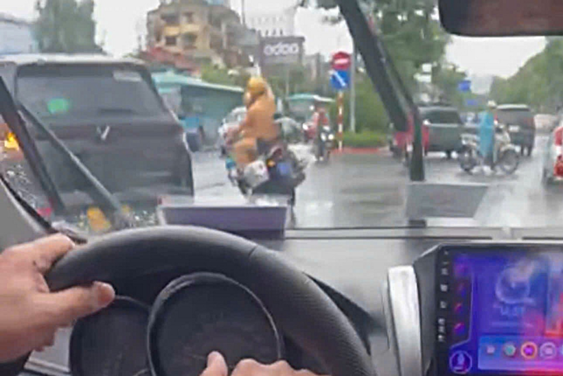 Trong mưa lớn, CSGT Hà Nội dùng xe chuyên dụng mở đường, hỗ trợ đưa người đàn ông bị rắn hổ mang cắn đến Bệnh viện Bạch Mai cấp cứu. (Ảnh Phòng CSGT Hà Nội).