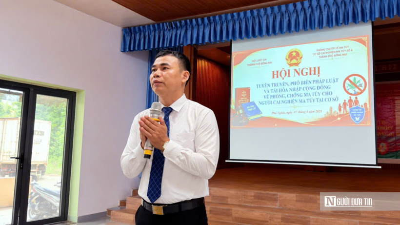 Luật gia Chu Văn Hiển, Phó Trưởng ban Tuyên truyền, phổ biến và xây dựng pháp luật Hội Luật gia Tp.Đồng Nai phổ biến những quy định mới của pháp luật về phòng, chống ma túy đến hơn 100 học viên tại Cơ sở cai nghiện ma túy số 6.