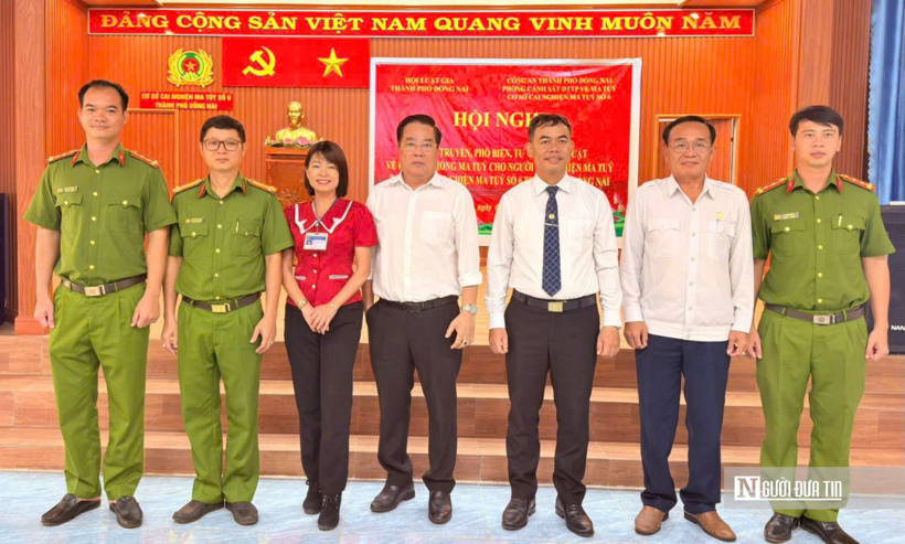 Đại diện Hội Luật gia Tp.Đồng Nai, Phòng Cảnh sát điều tra tội phạm về ma túy và Cơ sở cai nghiện ma túy số 6 chụp ảnh lưu niệm tại Hội nghị phổ biến pháp luật về phòng, chống ma túy và chính sách tái hòa nhập cộng đồng.