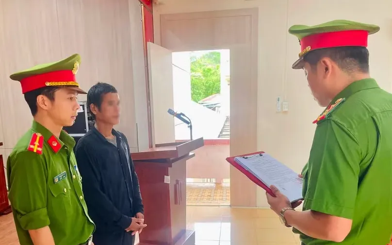 Công an tỉnh Quảng Trị đọc lệnh khởi tố bị can đối với Hồ Văn V về tội "Vi phạm quy định về tham gia giao thông đường bộ". (Ảnh: TTXVN).