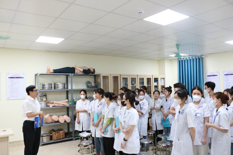 Nhiều sinh viên theo học các chương trình liên thông từ Trung cấp lên Cao đẳng khối ngành Y Dược đang quan tâm đến chính sách hỗ trợ học phí của Nhà nước. Ảnh minh họa: Dân trí