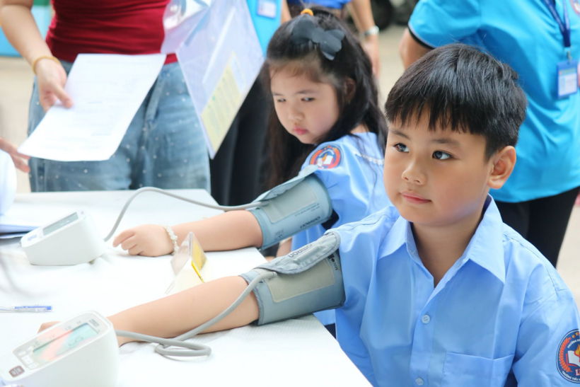 Học sinh Trường tiểu học Lê Đình Chinh, phường Diên Hồng được bác sĩ Bệnh viện Nhi đồng 2 khám sức khỏe trước thềm năm học mới. Ảnh: Thanh niên