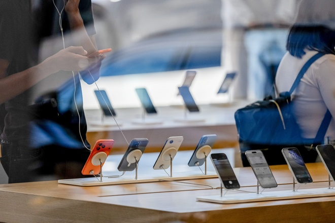 Thiếu DRAM có thể ảnh hưởng đến tốc độ giao hàng của Apple cho dòng iPhone mới. Ảnh: Bloomberg.