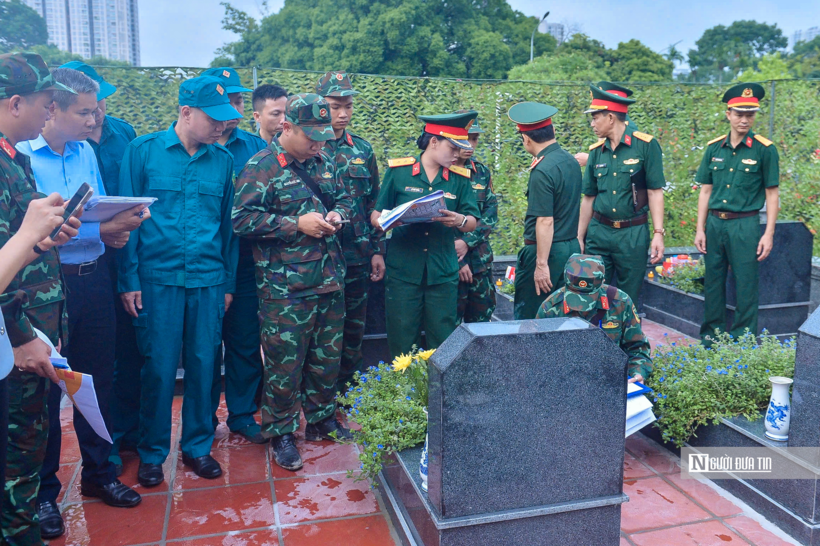 Sáng 7/8, sau lễ dâng hương tưởng niệm tại Nghĩa trang Mai Dịch (Thành phố Hà Nội), thiếu tướng Đào Văn Nhận - Tư lệnh Bộ Tư lệnh thủ đô Hà Nội, trực tiếp chỉ đạo công tác khai quật các phần mộ liệt sĩ chưa rõ danh tính.