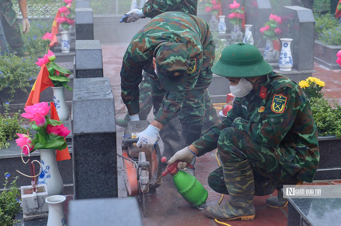 Từng đường cắt được thực hiện cẩn trọng để không ảnh hưởng đến cấu trúc các ngôi mộ.