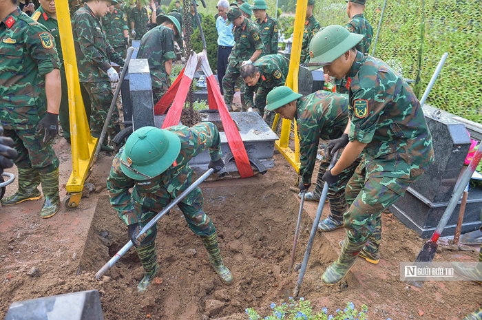 Trong quá trình lấy mẫu, các cơ quan chức năng bảo đảm sự trang nghiêm và tôn kính. Trong thời gian chờ hoàn táng, hài cốt liệt sĩ được bảo quản tại khu vực chuyên dụng và duy trì việc dâng hương, lễ cơm để bày tỏ lòng tri ân trước khi các phần mộ được đưa trở lại vị trí ban đầu.