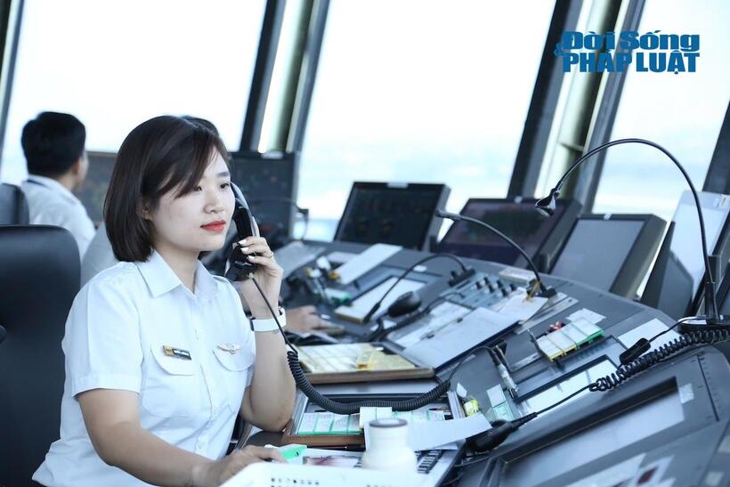 Kiểm soát viên không lưu điều hành bay tại sân bay Nội Bài