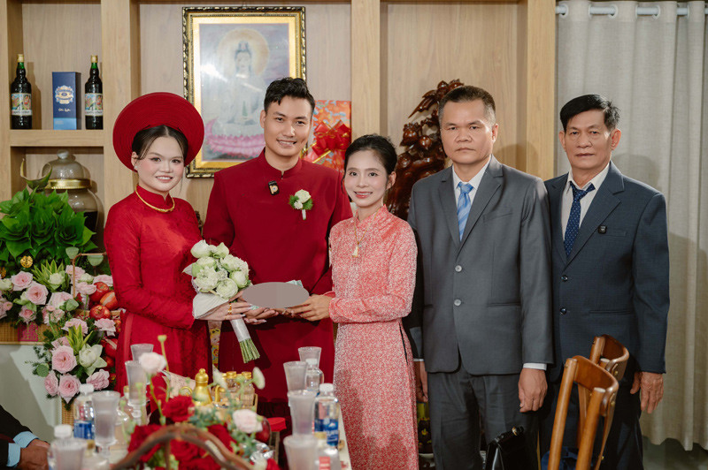 Bà Vân tặng vợ chồng Thanh Trúc 500 triệu đồng trong ngày cưới. Ảnh: ZNews
