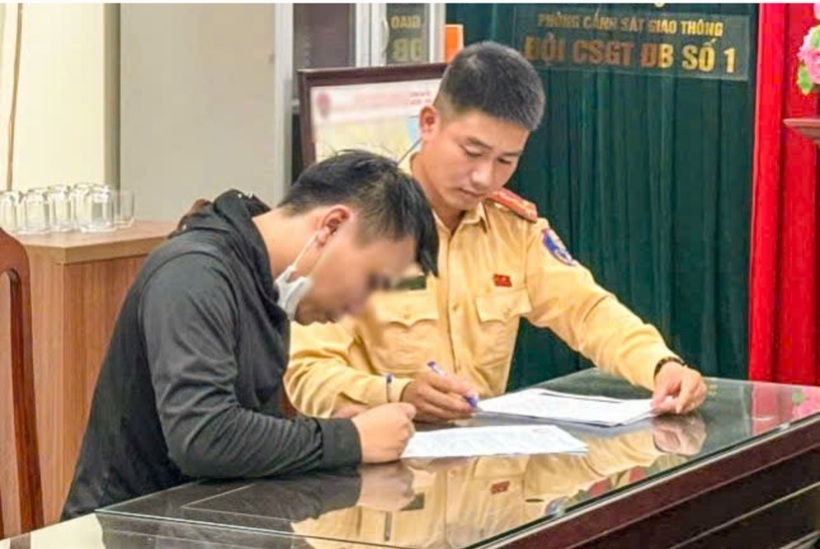 CSGT lập biên bản xử lý người điều khiển xe tải vi phạm. Ảnh CACC.