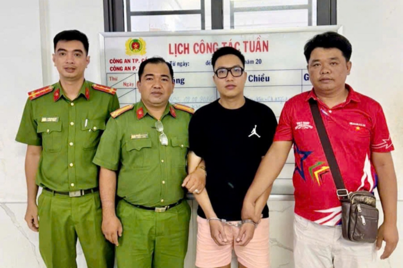 Công an phường Ninh Kiều phối hợp với Cơ quan Cảnh sát điều tra Công an thành phố Đà Nẵng bắt giữ đối tượng truy nã Nguyễn Gia Huy (áo đen, quần hồng). Ảnh: Công an Cần Thơ