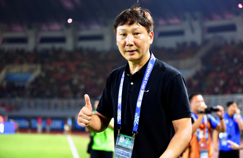 HLV Kim Sang Sik đang đối mặt với cơn đau đầu khi cần đưa ra những tính toán hợp lý về lực lượng cho tuyển Việt Nam. Ảnh: VietNamnet