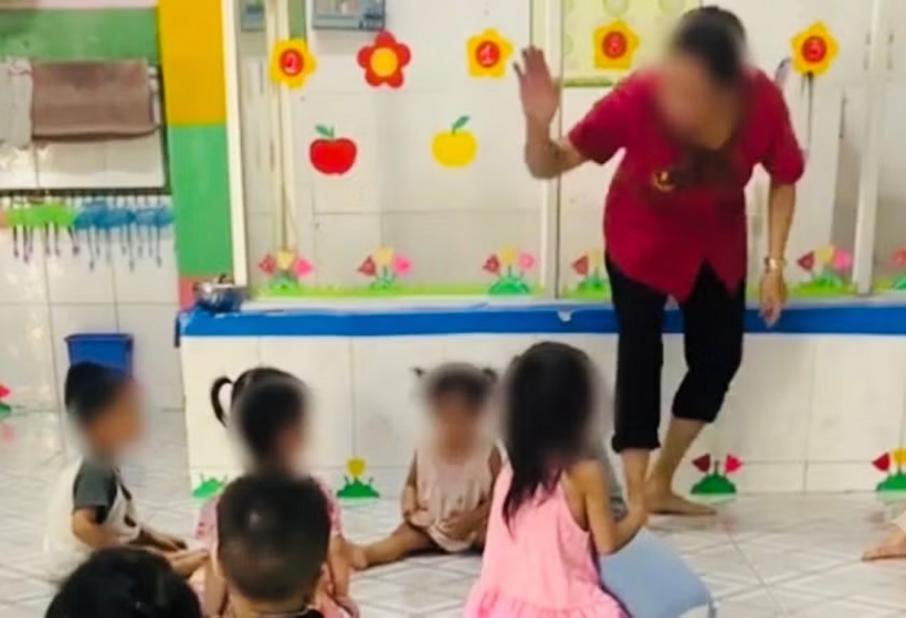 Bé gái liên tục bị bảo mẫu đánh vào đầu. Ảnh: Tiền phong