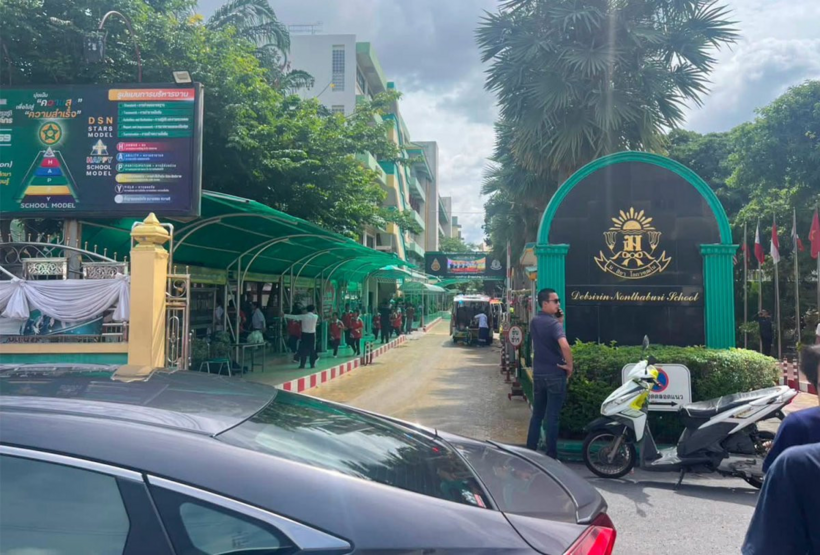Cảnh sát đang phong toả và điều tra tại Trường Debsirin Nonthaburi. Ảnh: Quỹ Poh Teck Tung