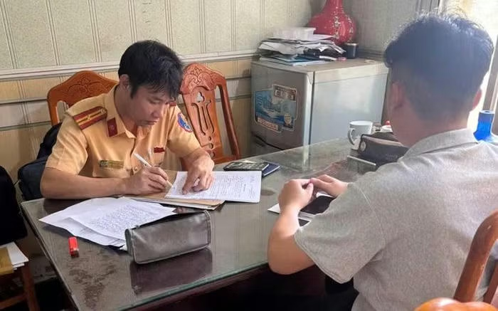 Tài xế Nguyễn Đức Toàn làm việc với cơ quan công an. Ảnh: CTV./ Theo báo Đại đoàn kết.