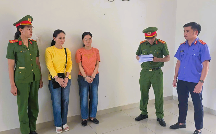 Cơ quan điều tra tống đạt các quyết định - Ảnh: H.B./ Theo báo Tuổi trẻ.