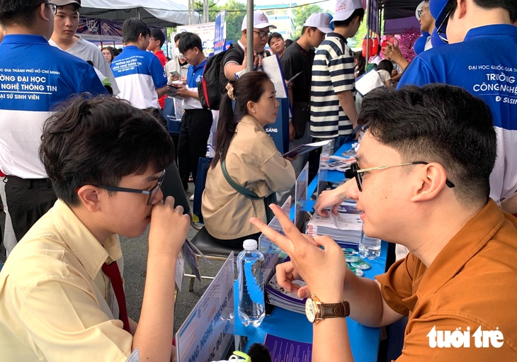 Thí sinh tìm hiểu thông tin tuyển sinh của Trường đại học Công nghệ thông tin (Đại học Quốc gia TP.HCM) tại Ngày hội tư vấn tuyển sinh hướng nghiệp 2026 do báo Tuổi Trẻ tổ chức - Ảnh: TRẦN HUỲNH