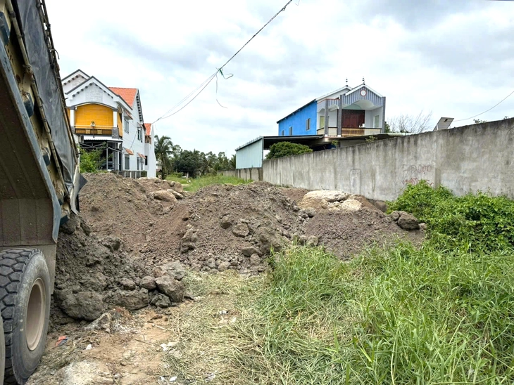Xe tải đang đổ bê tông thải trái phép bị bắt quả tang - Ảnh: PC03 Tây Ninh/ Theo Tuổi trẻ.