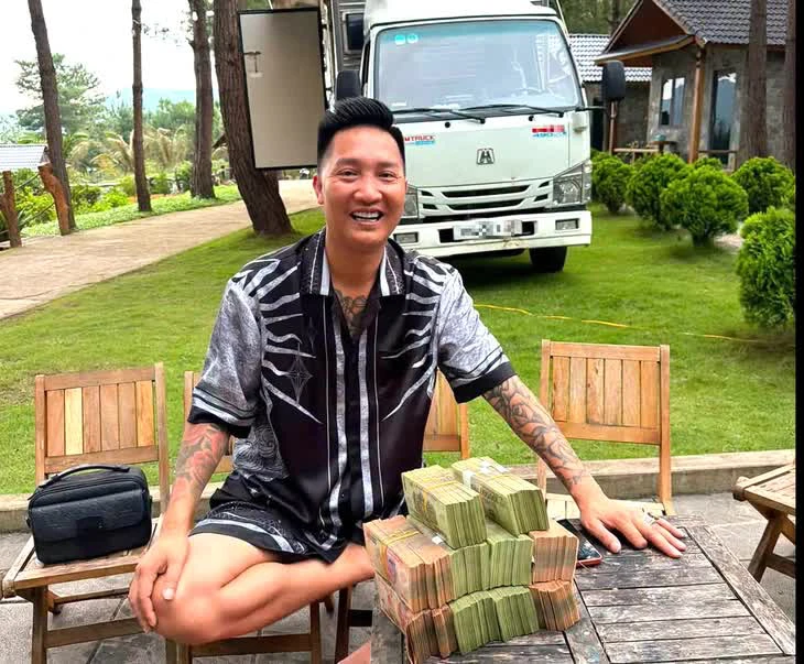 Huấn Hoa Hồng thường đăng ảnh khoe tiền trên mạng xã hội - Ảnh tư liệu: FBNV/ Theo báo Tuổi trẻ.
