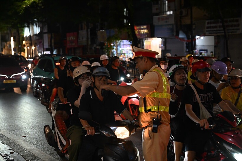 CSGT dừng phương tiện để kiểm tra nồng độ cồn. Ảnh CACC.