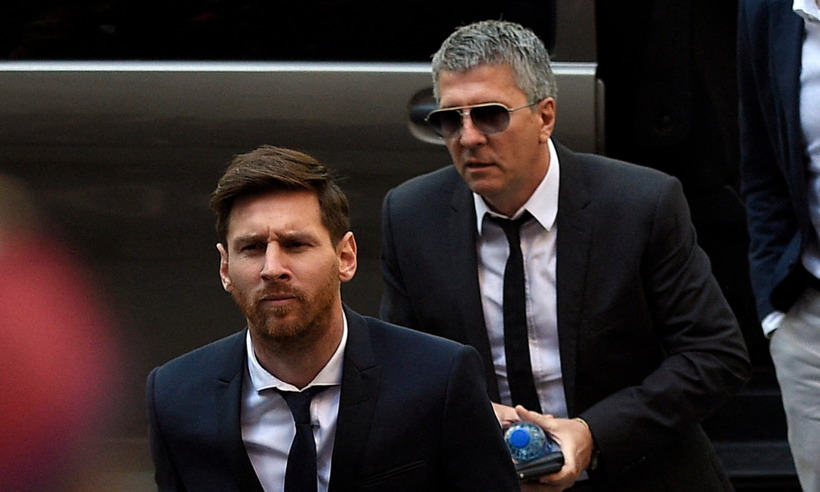 Lionel Messi (trái) và bố Jorge Messi đến tòa án ở Barcelona, Tây Ban Nha ngày 2/6/2016. Ảnh: AFP