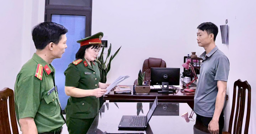 Công an tỉnh Tuyên Quang ra Quyết định khởi tố vụ án, khởi tố bị can và áp dụng biện pháp ngăn chặn Cấm đi khỏi nơi cư trú đối với bị can Hoàng Kim Trường. (Ảnh: Công an Tuyên Quang)