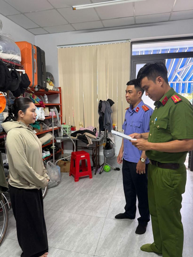 Cơ quan Cảnh sát điều tra Công an thành phố Cần Thơ tống đạt Quyết định khởi tố bị can đối với Huỳnh Hạ Thi. Ảnh: Công an thành phố Cần Thơ.