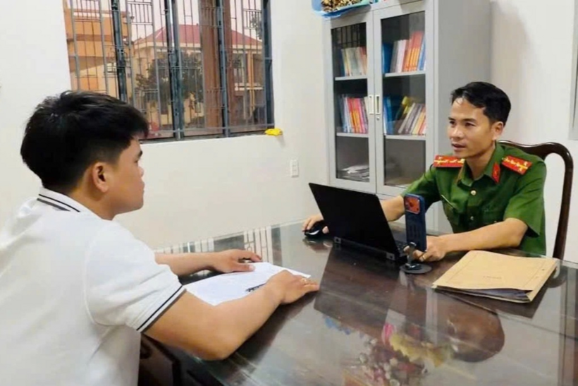 Đối tượng Dương Đại Long (áo trắng) tại cơ quan công an. Ảnh: Dân Trí
