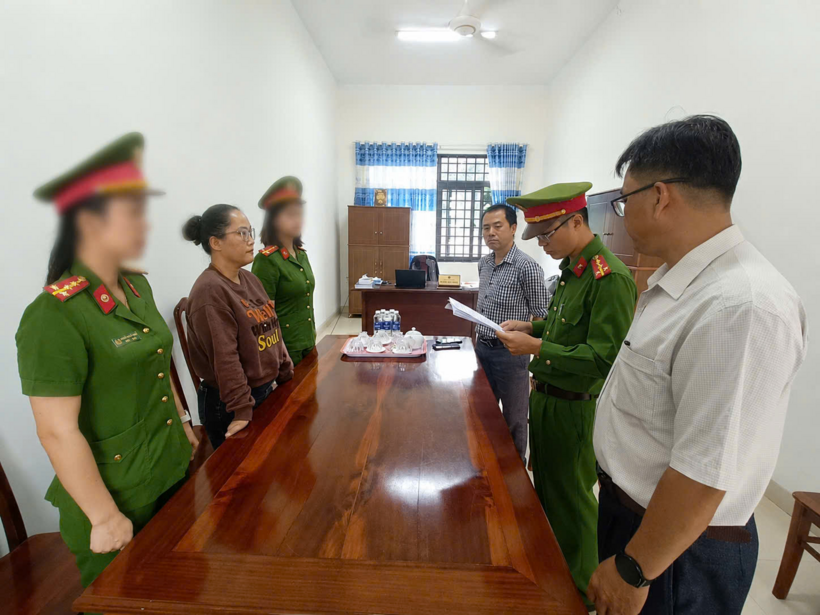 Cơ quan Cảnh sát điều tra Công an tỉnh Quảng Ngãi tống đạt quyết định khởi tố bị can, thi hành lệnh bắt tạm giam đối với Nguyễn Thị Hằng. Ảnh: Trang thông tin điện tử Công an tỉnh Quảng Ngãi