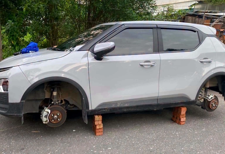 Chiếc xe bị mất hai bánh, kê bằng gạch - Ảnh: D.A.