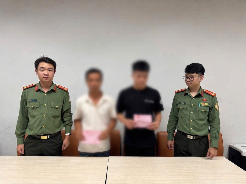 Lực lượng chức năng xử lý các trường hợp “cò mồi” tại sân bay Nội Bài. Ảnh: Công an cửa khẩu Cảng HKQT Nội Bài