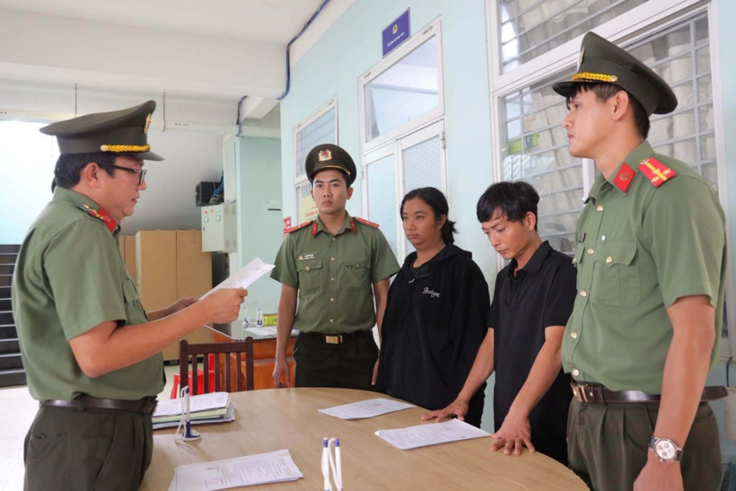 Cơ quan An ninh điều tra, Công an tỉnh Tây Ninh tống đạt lệnh khởi tố 2 bị can Huy và Ánh. Ảnh: Trang thông tin điện tử Công an tỉnh Tây Ninh