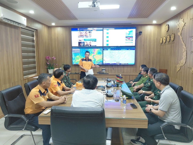 Ông Trần Nam Hưng, Phó Chủ tịch UBND TP. Đà Nẵng chỉ đạo trực tiếp tại Sở Chỉ huy tìm kiếm cứu nạn, Trung tâm Phối hợp tìm kiếm, cứu nạn hàng hải khu vực II. Ảnh VMRCC